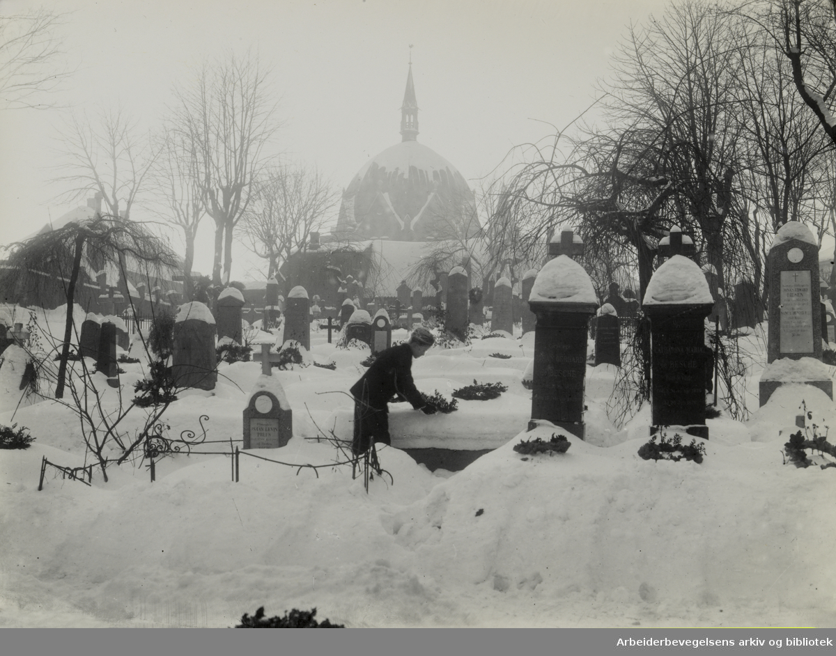 Krist kirkegård. 1910 - 1912