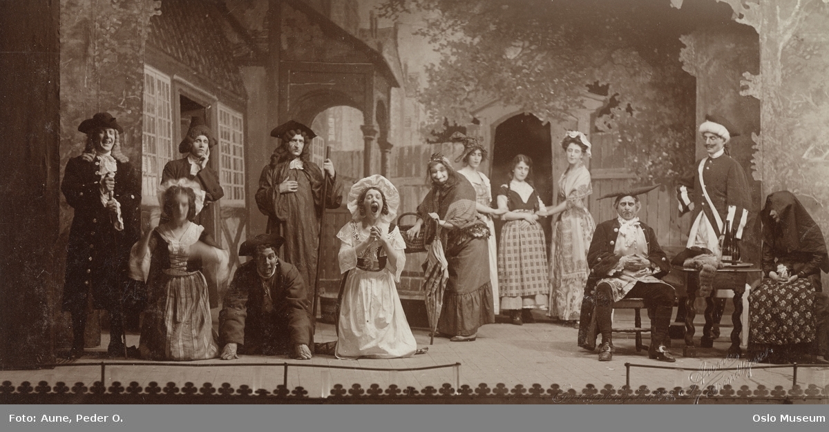 Nationalturneen, forestilling "Barselstuen" av Ludvig Holberg, scene fra 3. akt, skuespillere, kostymer, scenografi