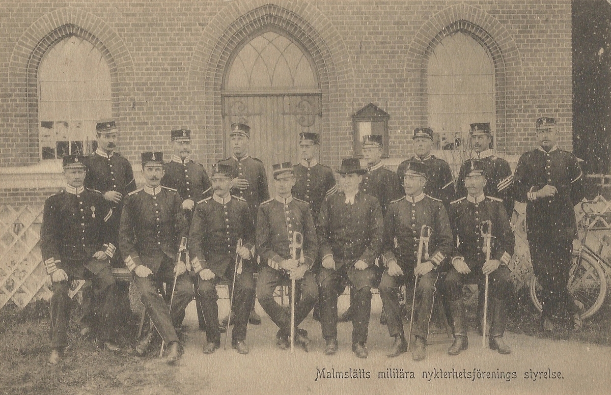 Vykort Bild från Malmslätt militära nykterhetsförening på Malmen utanför Linköping.
militäranläggning, Malmslätt, gruppbild, nykterhetsförening, 
Poststämplat 31 december 1909