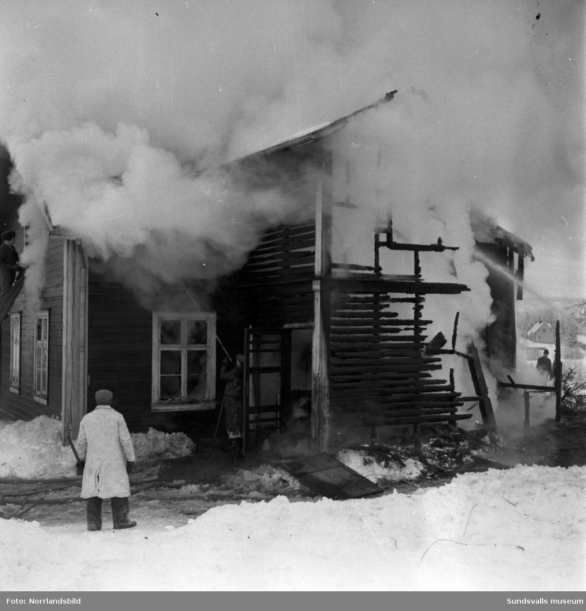 Brandmännen kämpar med att släcka ett övertänt bostadshus i Fillan. Huset låg vid Fillanvägen strax väster om påfartsvägarna mot Alnöbron.