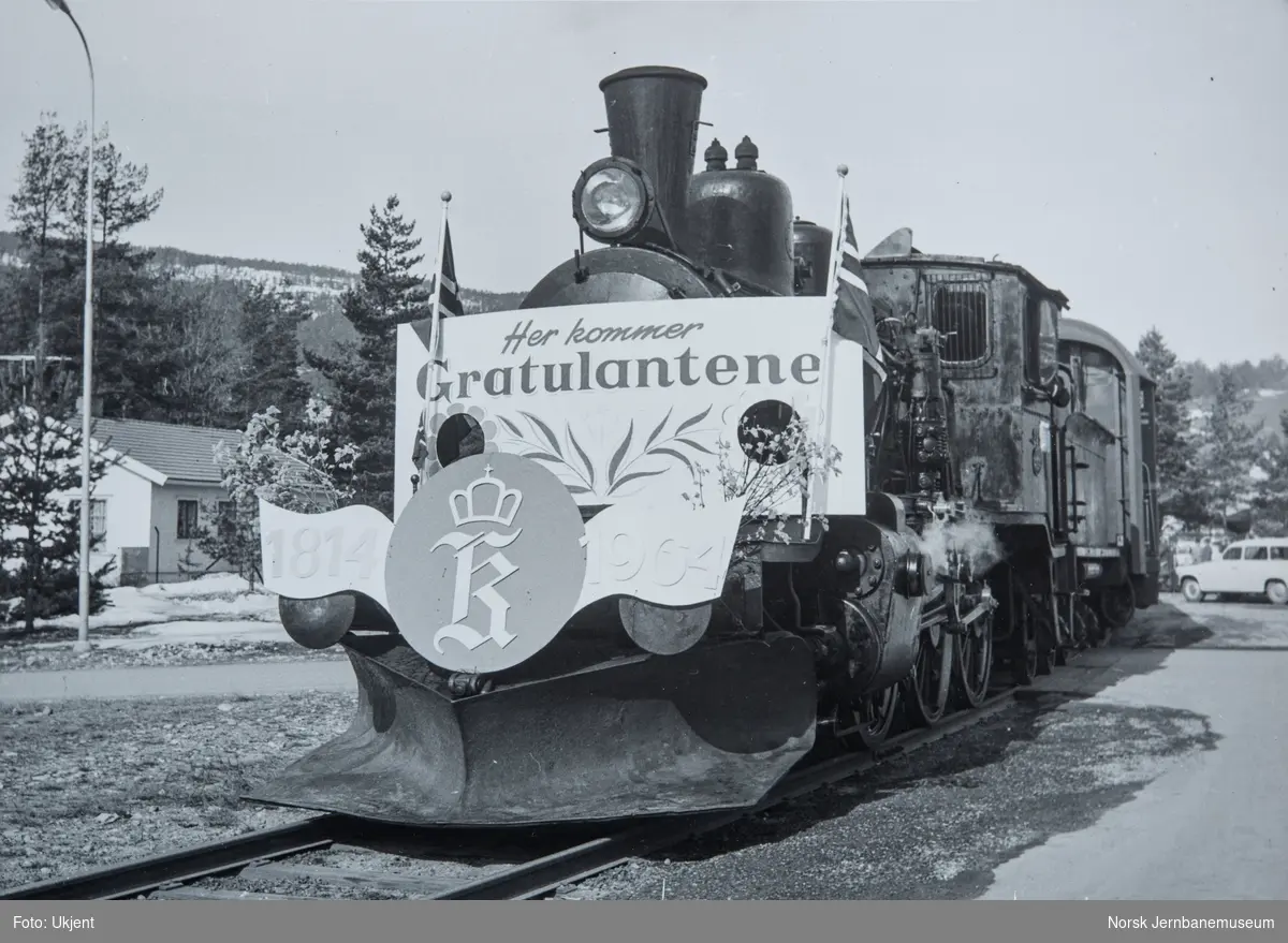 Damplokomotiv type 21b nr. 225 foran jubileumstog i anledning Kongsberg Våpenfabrikks 150 års jubileum.