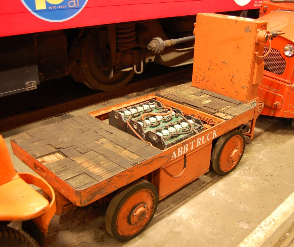 Perrongtruck A 14 nr 61626. Trucken är tillverkad av ASEA Härnöverken som senare blev ABB Truck. På långsidan står det "ABB TRUCK" i vitt. Trucken manövreras stående av föraren och har pedaler samt spakar för manövrering på ena kortsidan. Batteridriven. Orangemålad. Bärkraft 1000 kg.

Modell/Fabrikat/typ: A 14 nr 61626