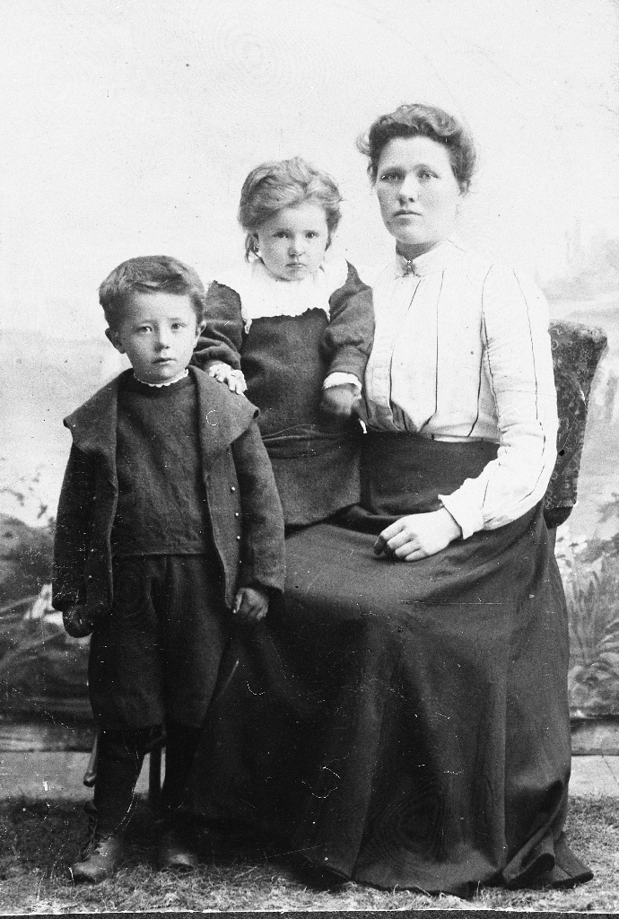 Abigael Undheim f. Hadland (1877 - ) med 2 barn. Ho var gift med Peder Undheim (1879 - )