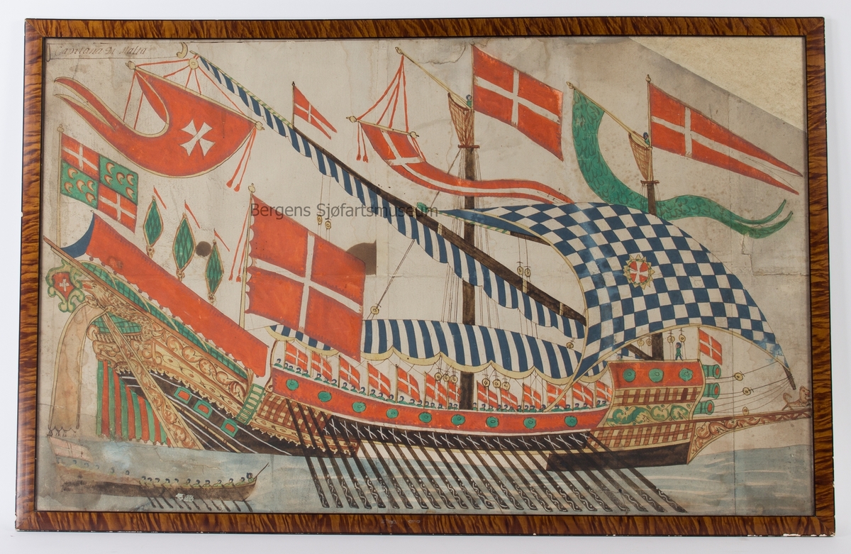 Skipsportrett av den maltesiske galeien CAPITANA DI MALTA. Vimpel i hver mast med det maltesiske kors. Ellers er fartøyet rikt dekorert med maltesiske flagg og med tre kanoner forut.