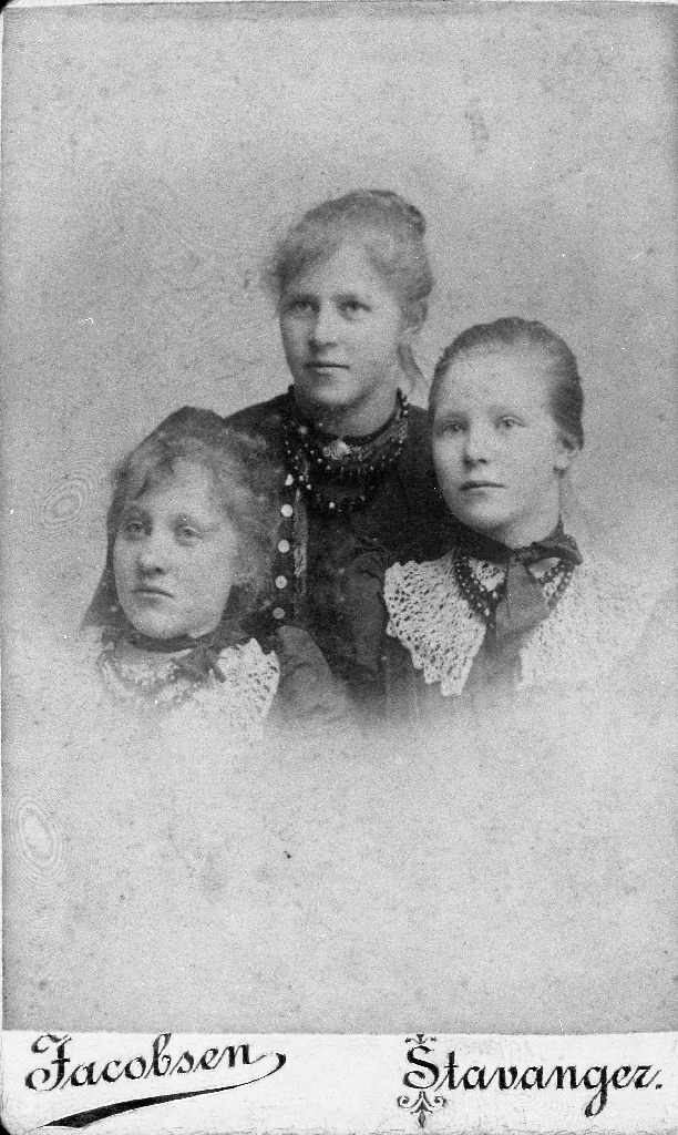 Tre søskenbarn: Anna Sikveland (1880 - ), Ingeborg Marie Sikveland og Karen Sikveland.