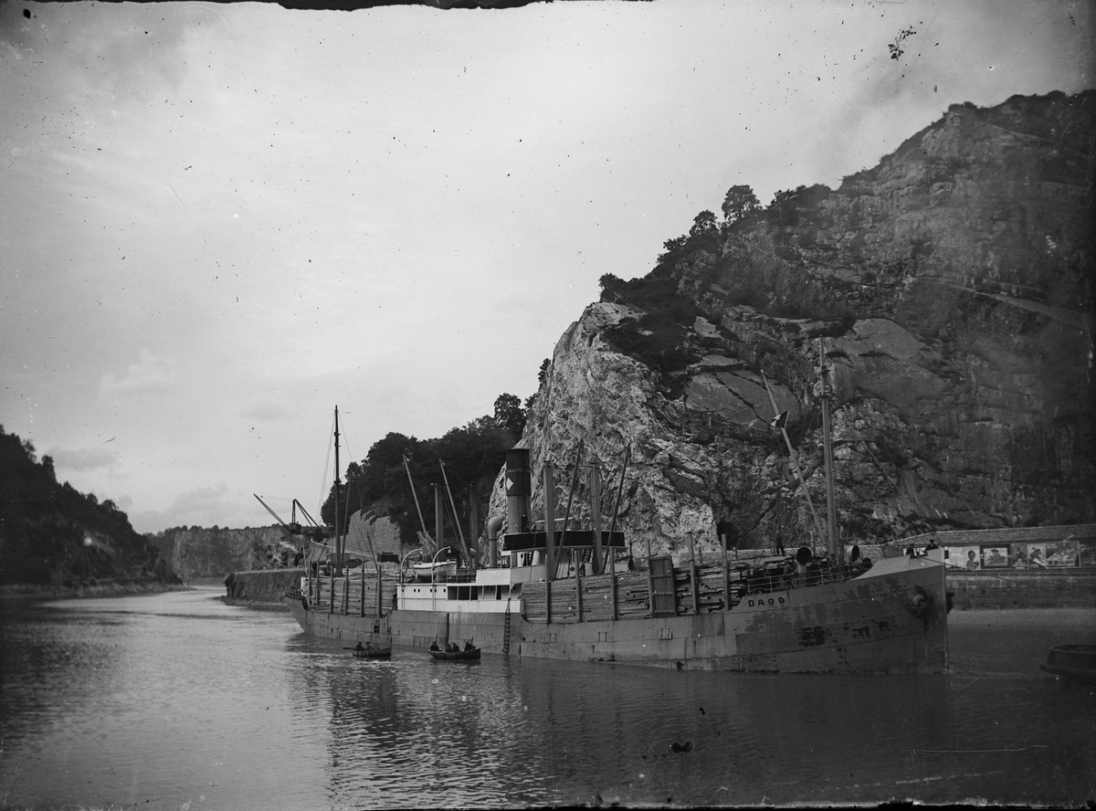 D/S 'Dagø (b. 1924) lastet med tømmer i Bristolkanalen.