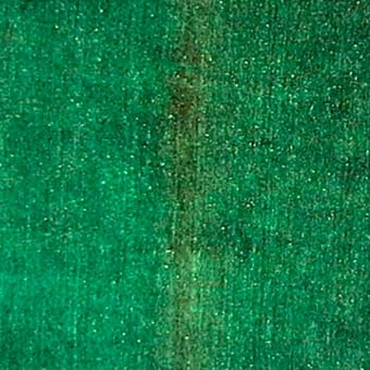 Två gröna draperier med sex små metallringar för upphängning.
