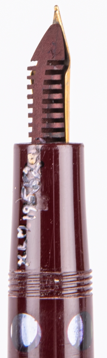 Acc.kat: Reservoarpenna. Plast. Guldfärgad metall. Rödbrun plast. Märke "400F ; i guldfärg "PARNER" och i vitt. "HAMRÅNGE SKOLOR 2" Stiftet märkt "IRIDIUM POINT GERMANY 93R".