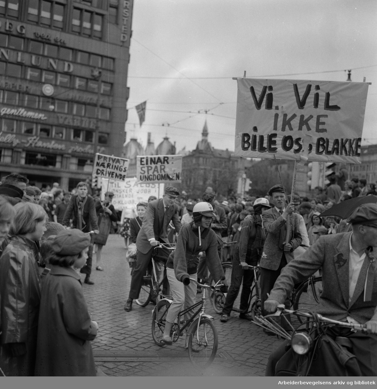 Russetoget. 17. mai 1959. Drammensveien - nå Henrik Ibsens gate. Torstedgården og Victoria terrasse i bakgrunnen.