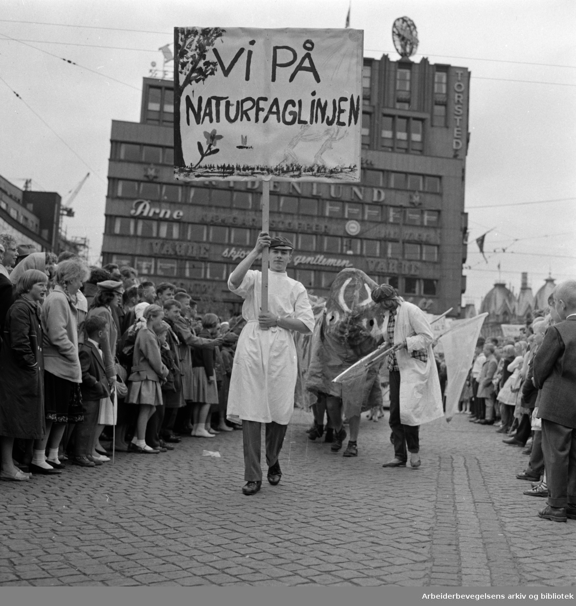 Russetoget. 17. mai 1959. Drammensveien - nå Henrik Ibsens gate. Torstedgården og Victoria terrasse i bakgrunnen.