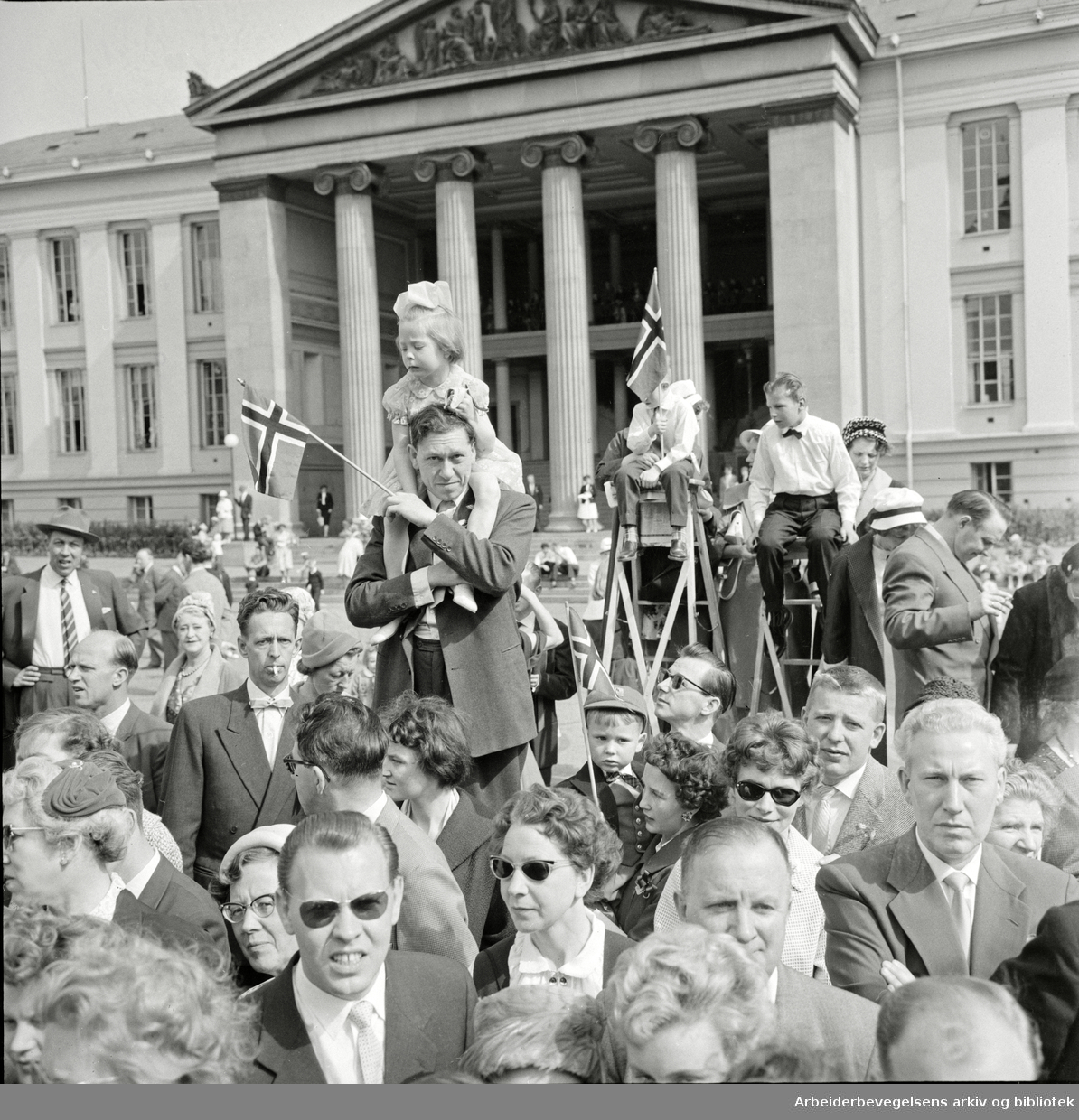 Barnetoget. Tilskuere foran Universitetets midtbygning (Domus Media). 17. mai 1960.