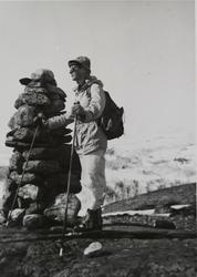 Unni Coward med ski og turklær ved varde, påsken 1952
