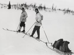 James og Unni Coward på skitur. Unni drar kjelke med bagasje