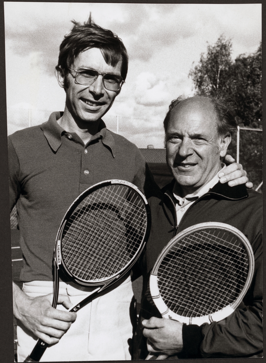 Trafikaktiebolaget Grängesberg - Oxelösunds Järnvägar, TGOJ mästare i tennis 1975. Från vänster: Roland Thörnqvist och Helge Gustavsson.