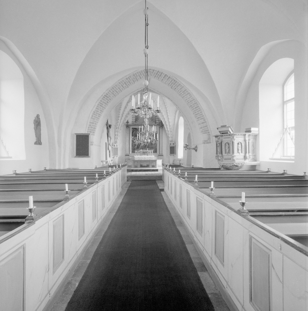 Interiör mot koret i Tingstad kyrka.