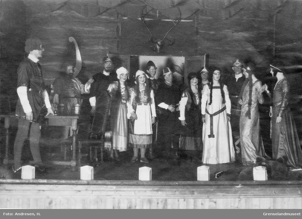 Scene fra Ungdomslagets oppsetning "Gildet paa Solhaug" av Henrik Ibsen på Malmklang, mars 1928.