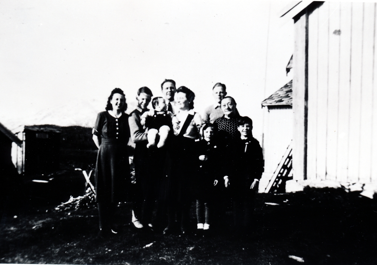 Familie utenfor nord-vestre hjørnet av Borterstua i Hofsøya. Tranøy