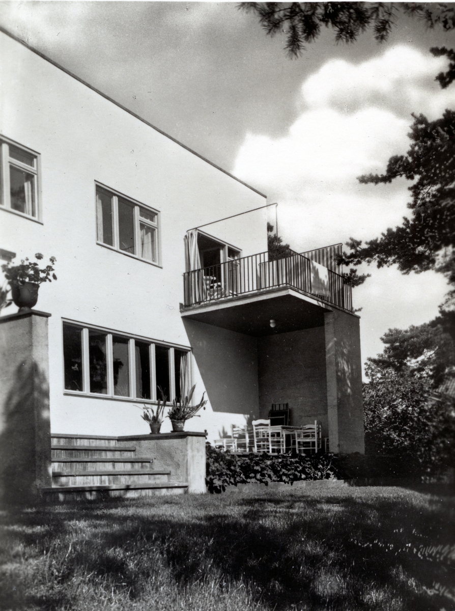 Stallhagen, Västerås.
Funkisvilla på Eriksgatan 7, ritad av Stockholmsarkitekten Robert Berghagen 1931.
Bakom fotot står bl.a: "Troligen Västerås första Funkisvilla".
