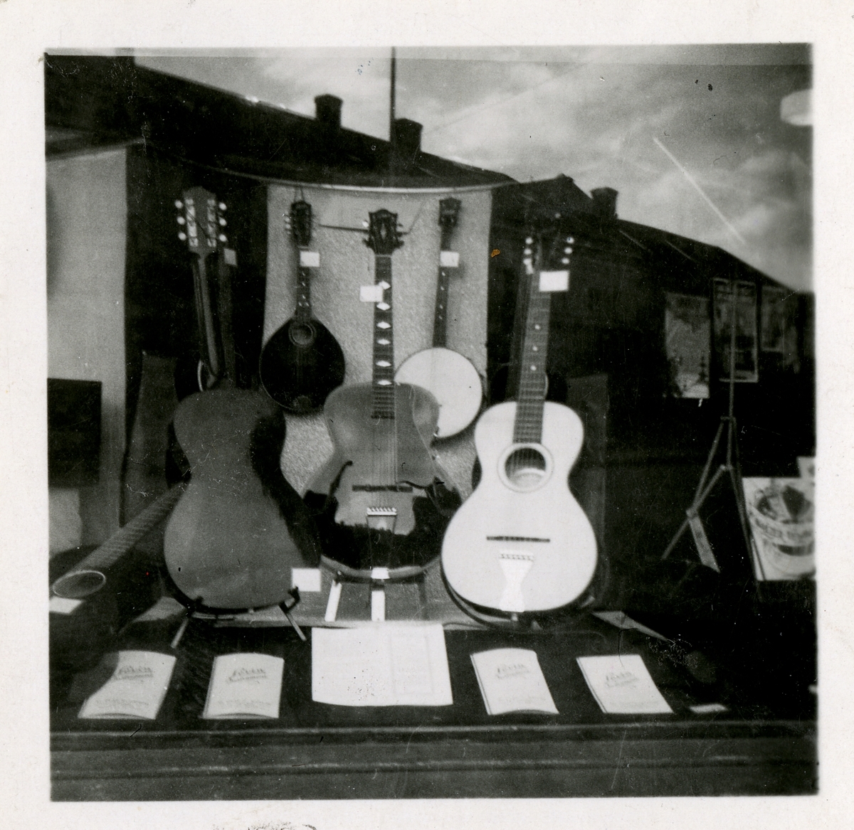 Fra familiealbum. Levin gitarer har fått en egen plass i en av butikkvinduene hos Olaf T. Ranum A/S.