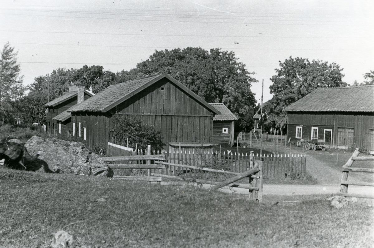 Vallby, Västerås.
Östergården, fägården och gamla mangården, 1933.