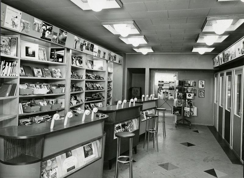 Fra Olaf T. Ranum's musikkhandel på 1960-tallet. Lytteavdelingen for klassisk- og jazzmusikk. Foto: Schrøder/ Ringve Musikkmuseum (Foto/Photo)