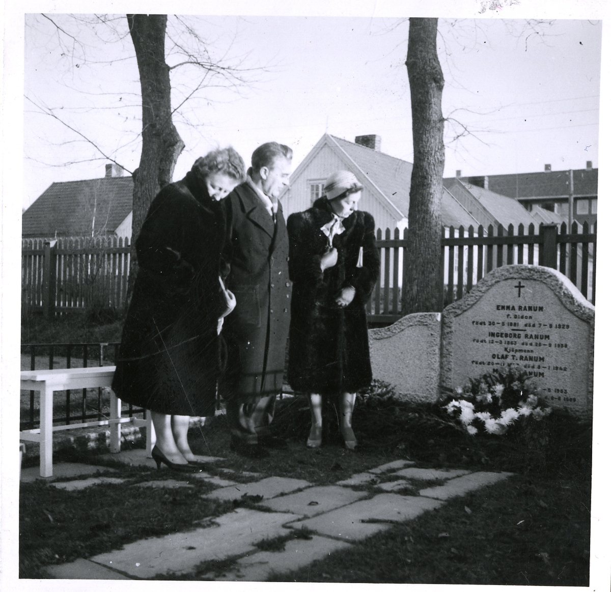 Ved familiegraven i anledning butikkens 60-års jubileum. 08.12.1959.
Fra venstre Gundrun, Olaf og Agnes