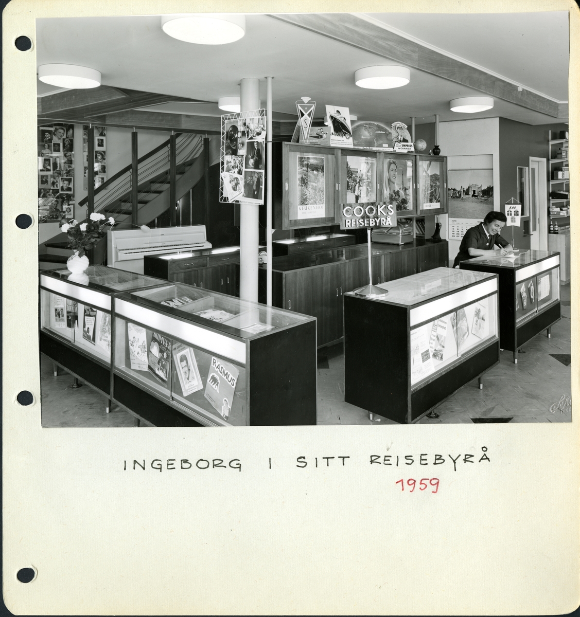 Ingeborg Ranum bak disken i Cooks reisebyrå avdelingen i Olaf T. Ranums musikkhandel. Til venstre er disken for salg av notetrykk.