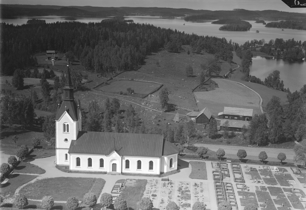 Den nya kyrkan i Västra Ryd uppfördes 1882. För att upprätthålla kyrkogången lät man socknens gamla kyrka stå kvar strax intill byggplatsen. Arbetet med den nya kyrkan leddes av byggmästare Adrian Pettersson från Skövde, som hade att följa ritningar av arkitekt Albert Törnqvist. Resultatet blev ett rymligt kyrkorum i nygotisk stil.