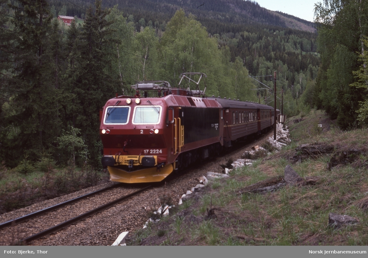 Elektrisk lokomotiv El 17 2224 med hurtigtog 308 Otta-Oslo mellom Hunder og Fåberg