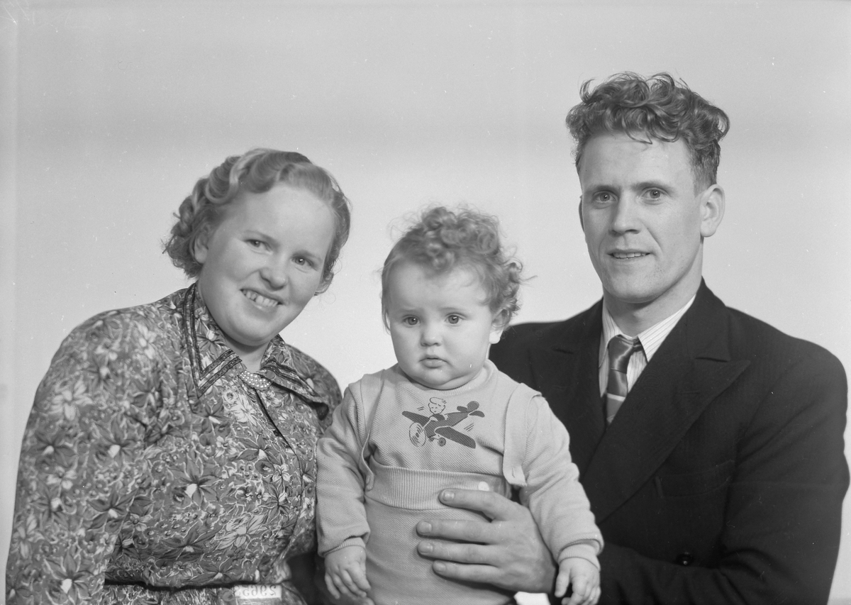 Oskar Jensen med kone og sønnen Ståle