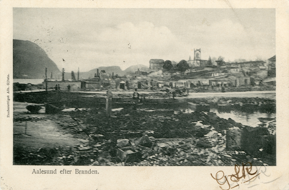Oversiktsbilde av Brosundet og Aspøya med kirka i bakgrunnen. Ålesund står fortsatt i ruiner etter bybrannen.