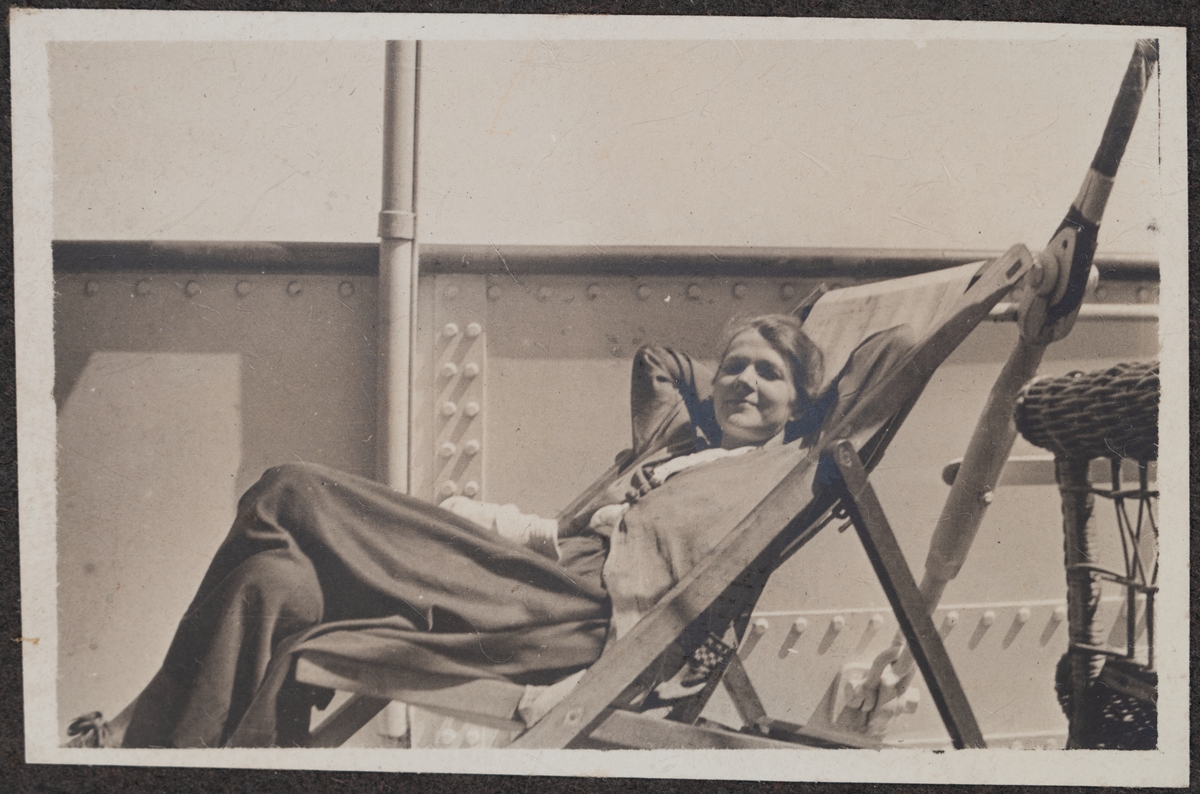 En kvinna som vilar i en solstol på soldäck.
Bildtext: "Siesta!"