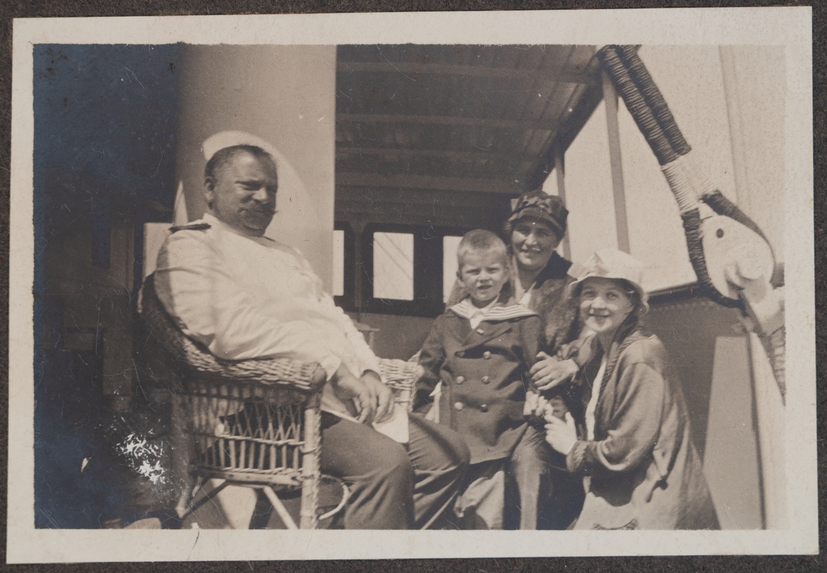 Porträtt av familjen Grundberg på soldäck.
Bildtext: "Familjeliv."