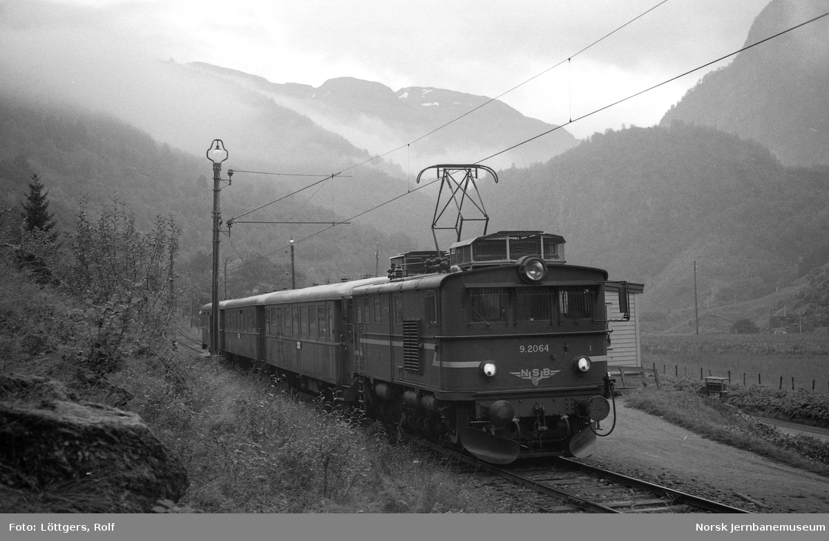 Elektrisk lokomotiv El 9 2064 med persontog fra Myrdal til Flåm på Blomheller holdeplass