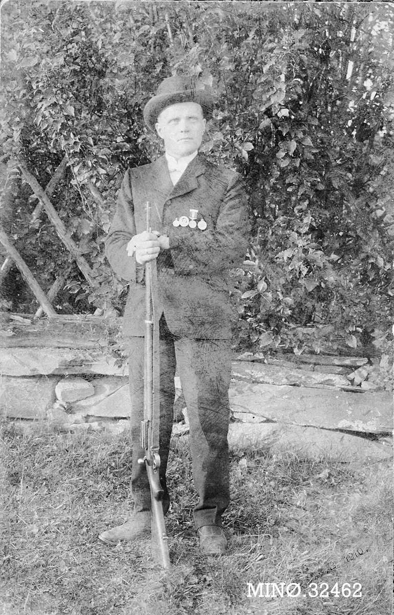 Ung mann med gevær og medaljer