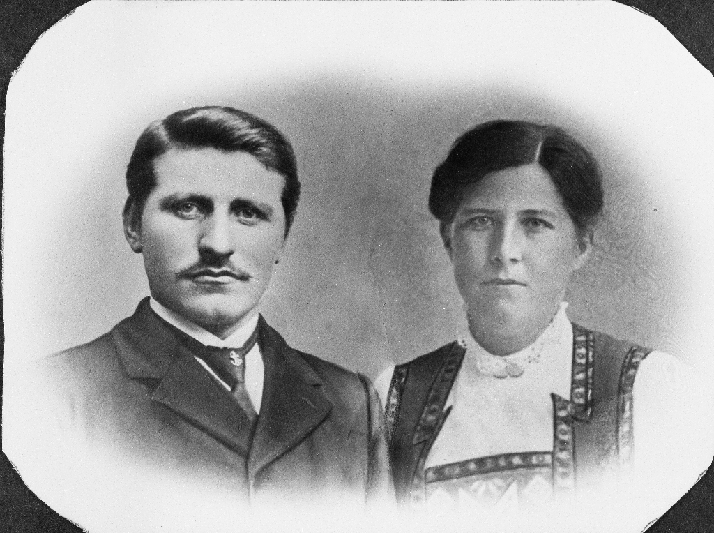 Karl Endreson Søyland (1881 - 1954) og kon Gunhild Fredriksdtr. Kyllingstad (1881 - 1983).
Biletet er ein samansetning.