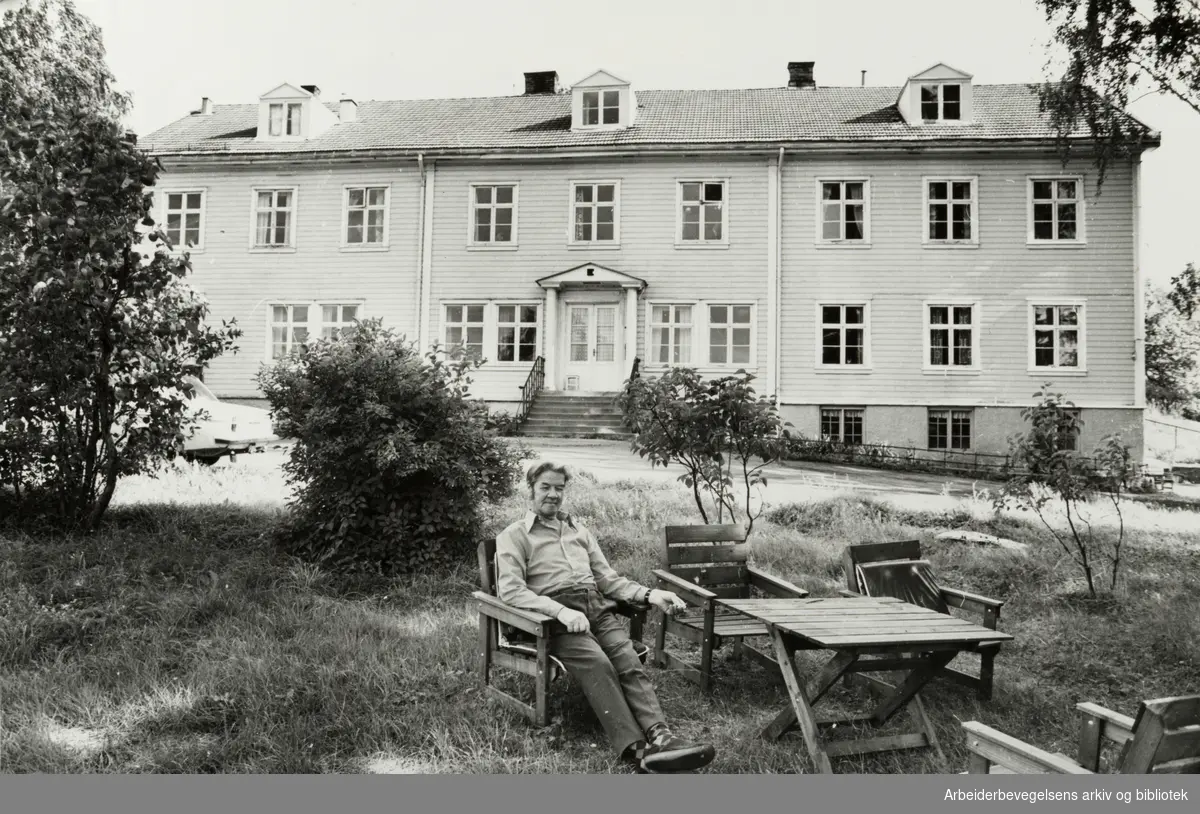 Marie Dæhlis Minde. Hartvig Nyhus slapper av i hagen. Oktober 1979