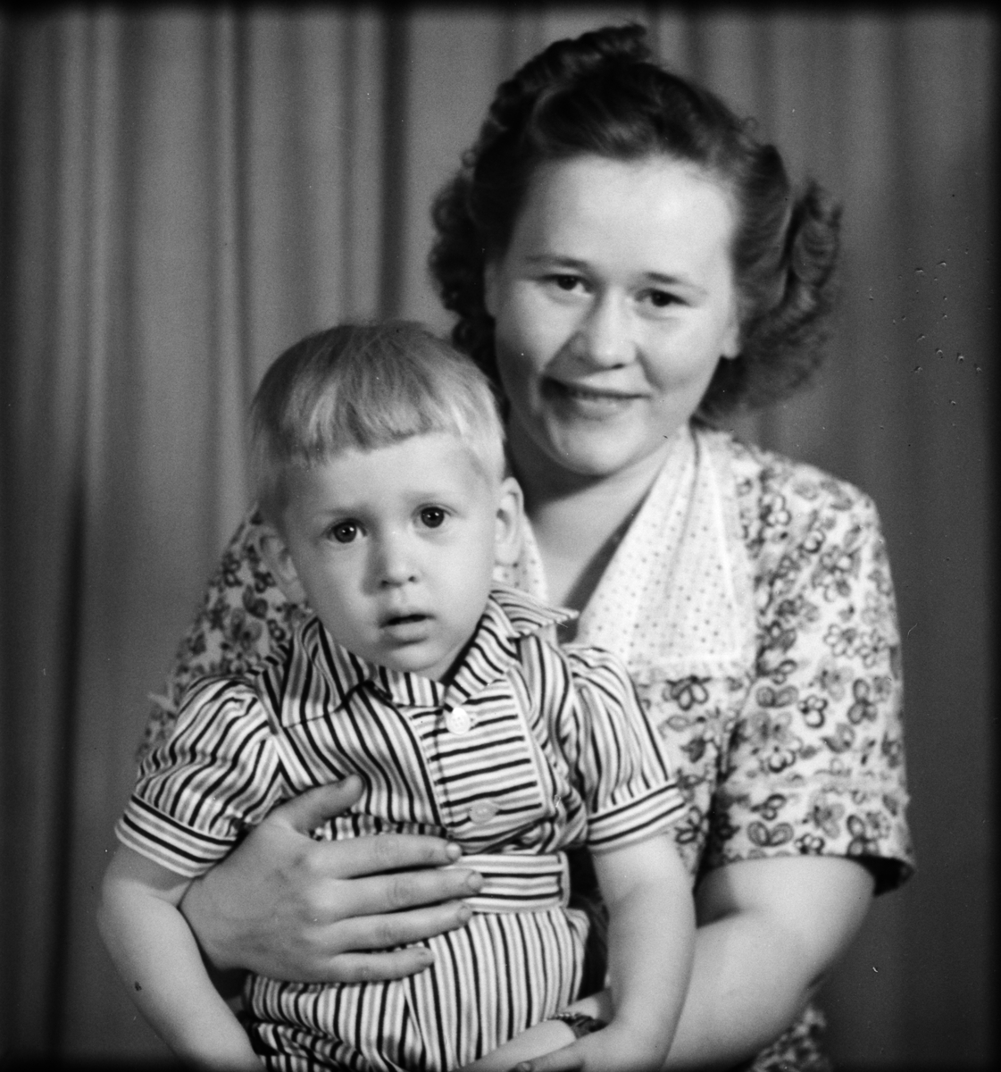 Maj-Britt Eklund med son från Ekeby by, Ekeby socken, Uppland 1951
