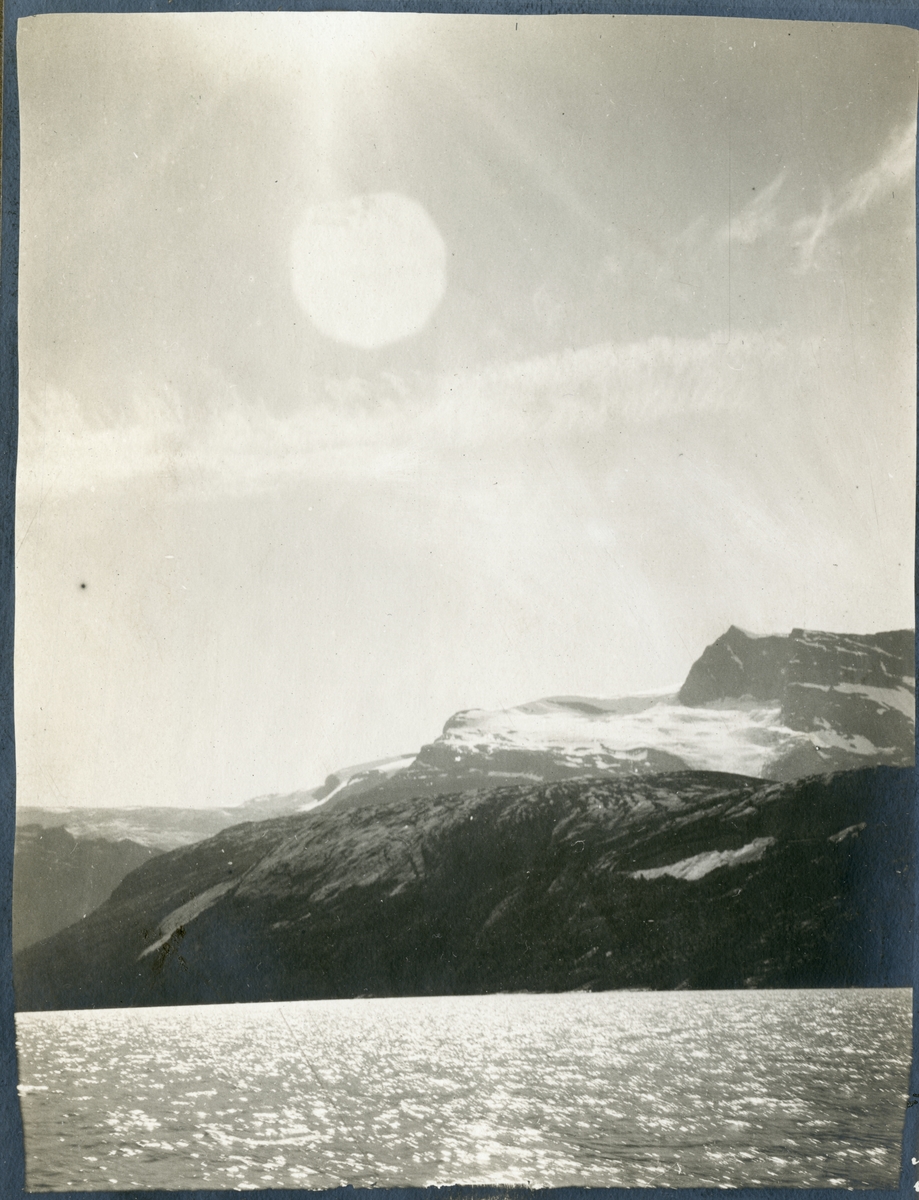 Bildtext: "Frostisen (1440m)"
Vy över fjord samt glaciären Frostisen.