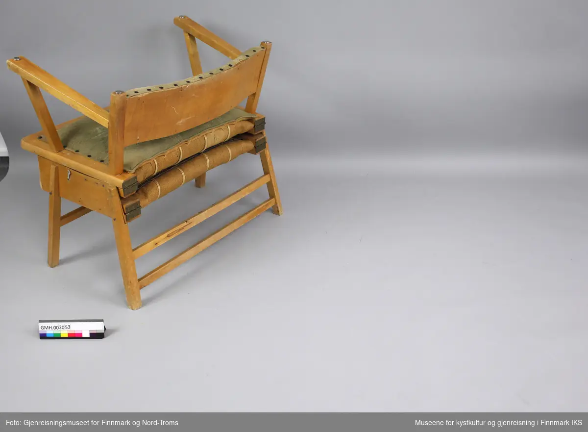 Stolsengen er en kombinasjon av stol og ekstraseng. Er møbelet i sammenfoldet tilstand, fremstår det som et litt bredere stol med lav rygg. Setet og rygg er polstrete og trukket med et tettvevd, grønn stoff med et rute- og blomstermønster med beige, gule og røde innslag.Trekkene til setet og ryggen er naglet fast. Setet settes fast på møbelkroppen med hjelp av to kroker på begge sidene.
For å slå møbelet ut, løsner man krokene og vipper sitteflaten fremover slik at oversidene av armlenene og ryggen blir til ben. Så trekker man denne delen lenger frem, slik at de to elementer i midten slår seg ut. I utklaffet tilstand består møbelet av en ramme på fem par ben. De enkelte deler av ramma er hengslet til hverandre. I ramma er det festet flate fjær på tvers som er forbundet med hyssing på langs. Oppå fjærene er det et lag striestoff, derpå filt som fyllmateriale og øverst er det et tettvevd, blått og hvitt stripet trekkstoff. Hodeenden er omkranset av en bøyd finérplate som også skjuler sengefunksjonen i sammenfoldet tilstand. Siden hele midtpartiet av kryssfinérplaten mangler, er deler av madrassen synlige.