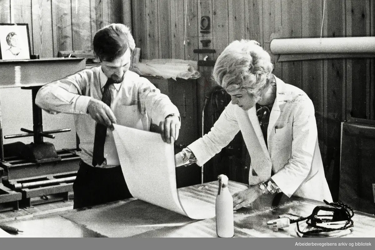 Munch-museet. Restaurasjonsavdelingen. Restauratør Thurmann-Moe og hans kone, Anne Marie assisterer. September 1971