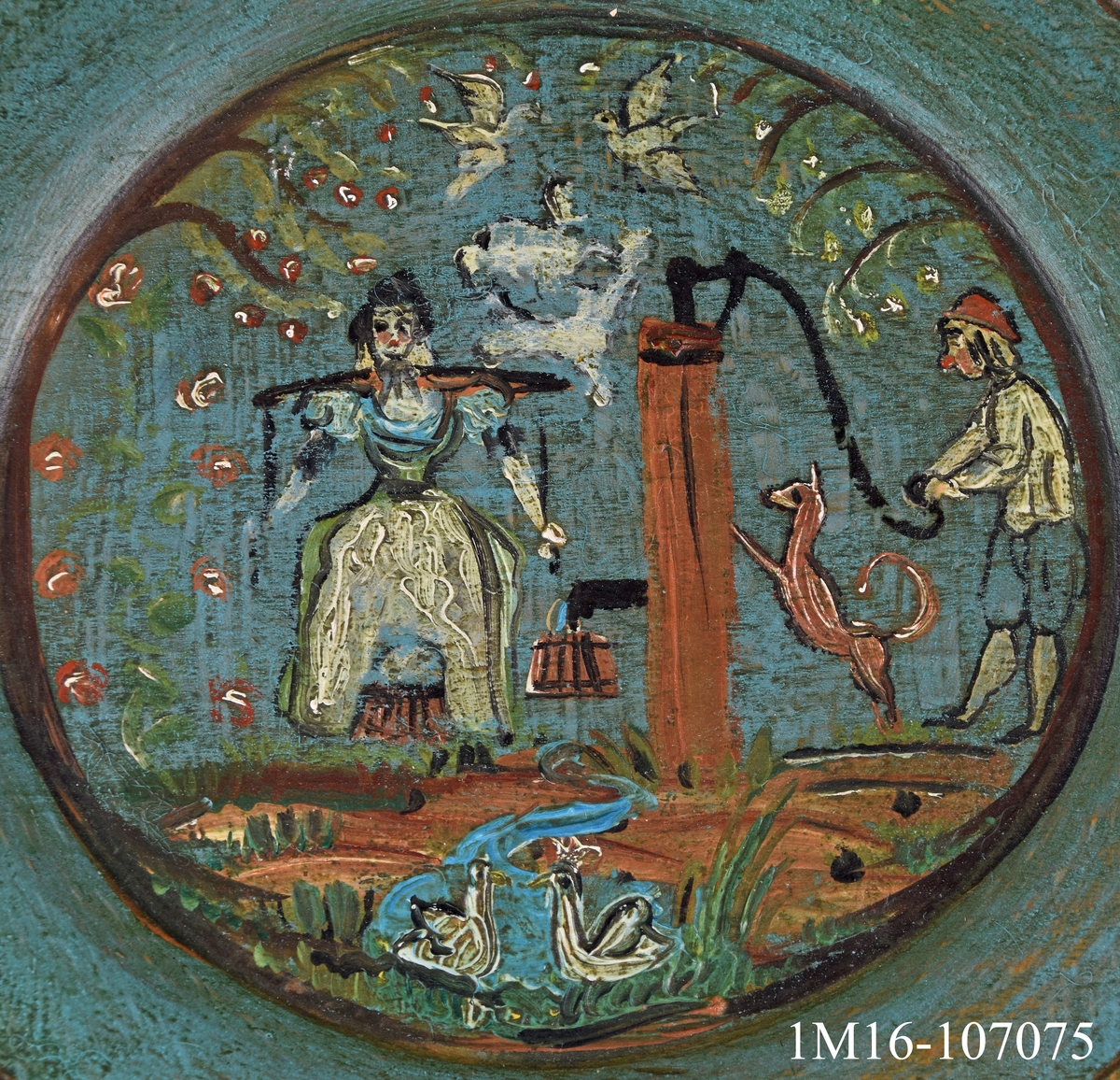 Brudtallrik, märkt 1821 på undersidan, trätallrik med grön botten, motiv man som pumpar vatten i spann som kvinna bär med ok. Otydlig krönt monogram upptill, omgärdad av signatur (troligen brudparets).