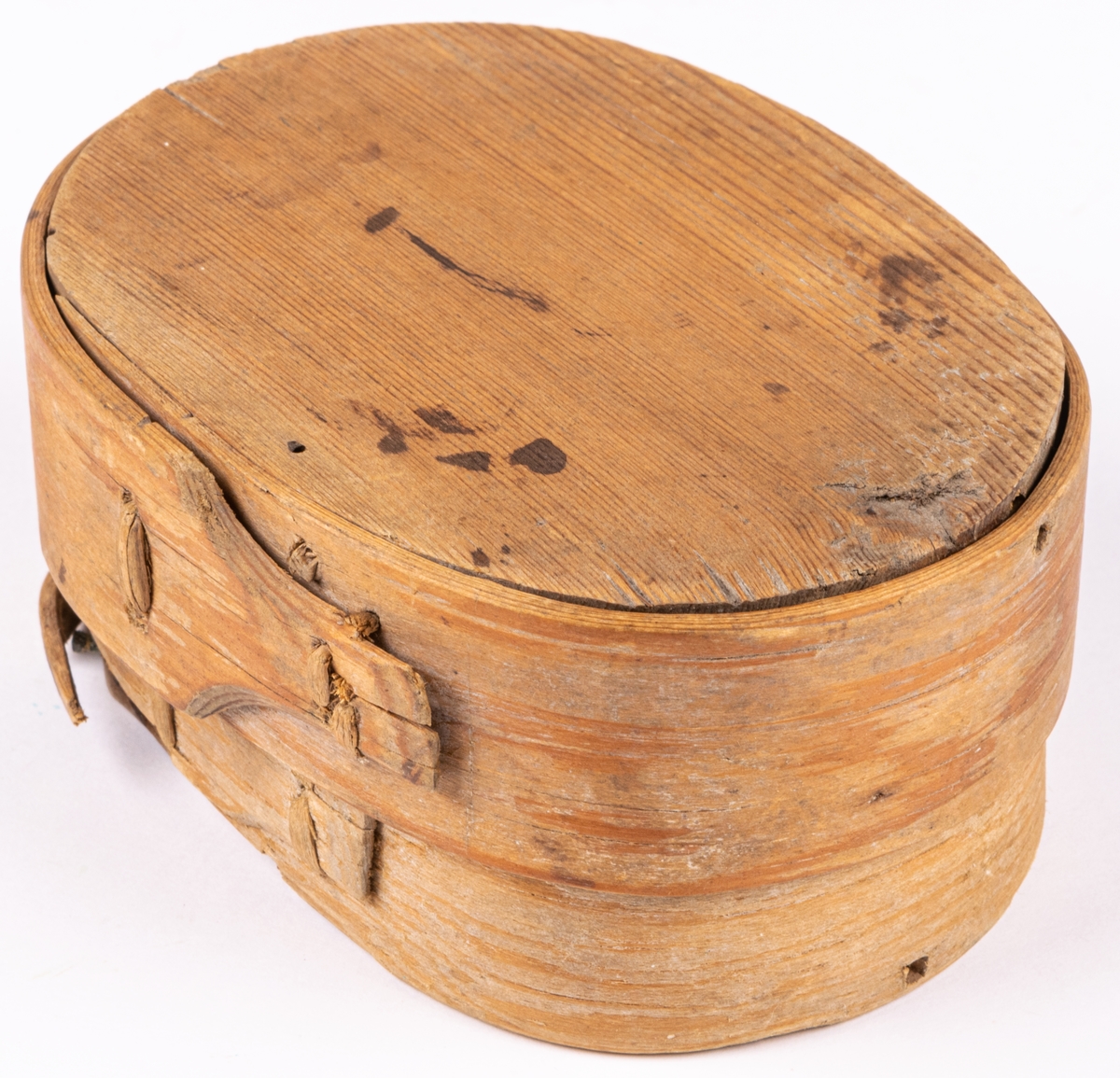 Ask, av trä, platt låda som öppnas med klaff på smalsida. Prydd med karvsnitt, sex-uddastjärnor, rosor m.m.
Kan ha använts för tobak.