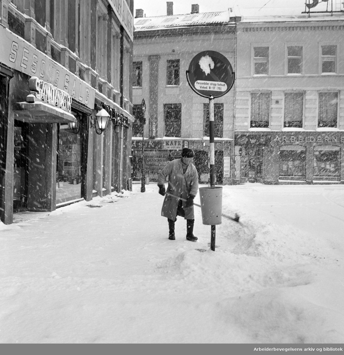 Måking av snø på Youngstorget. Februar 1967.