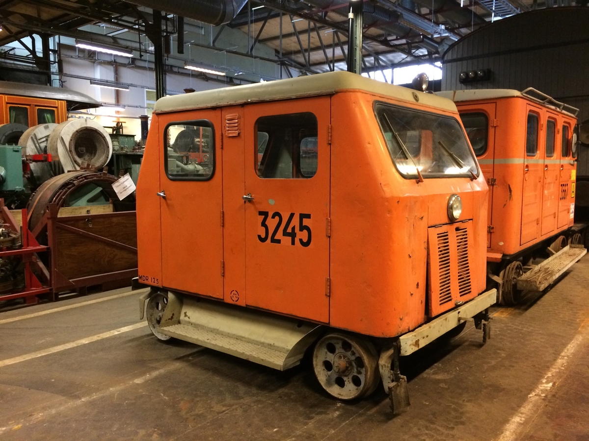 Motordressin Mdr 125 nr 3245. Orangemålad dressin försedd med Volkswagen motor.