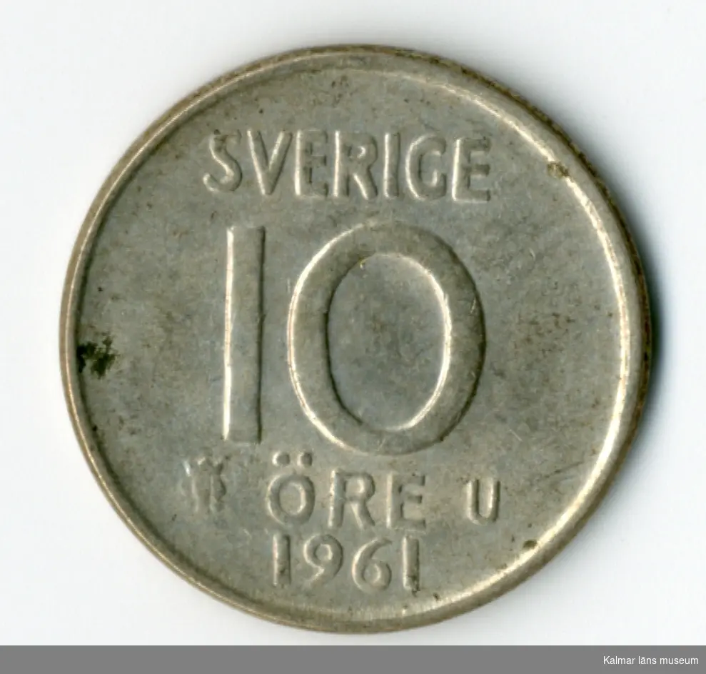 KLM 46167:76 Mynt, av metall, 10 öre. Utgiven 1961. Under Gustaf VI Adolfs tid.