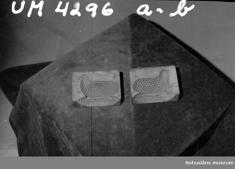Tvådelad smörform som formar smöret till ett liggande lamm.

Ur handskrivna katalogen 1957-1958:
Smörformare
I 2 delar, a-b, mått (hopsatt)13,5 x 10,3 x 7,8 cm, av trä, omålat; form till höna el. dyl. Hel.