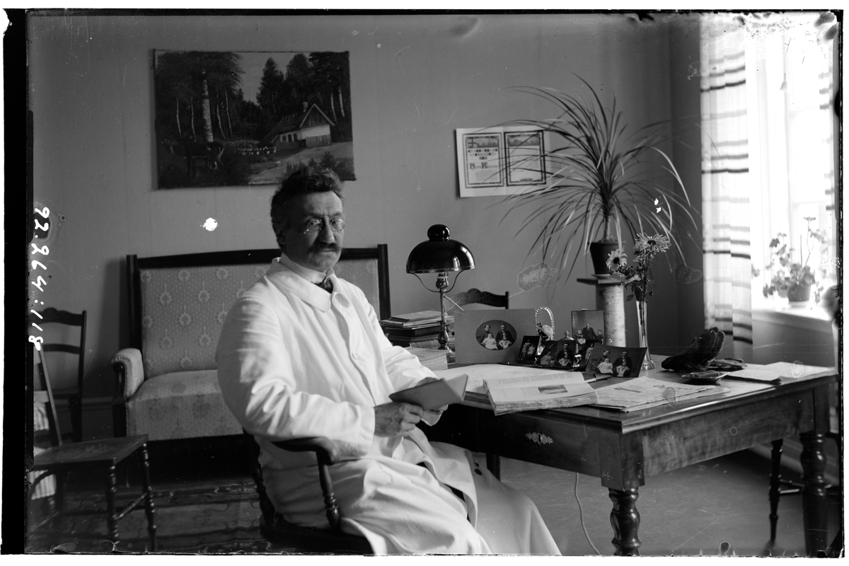 Hålahult sanatorium, interiör, underläkare A Hayne siter vid sitt skrivbord 1/9 1914 - 31/1 1915