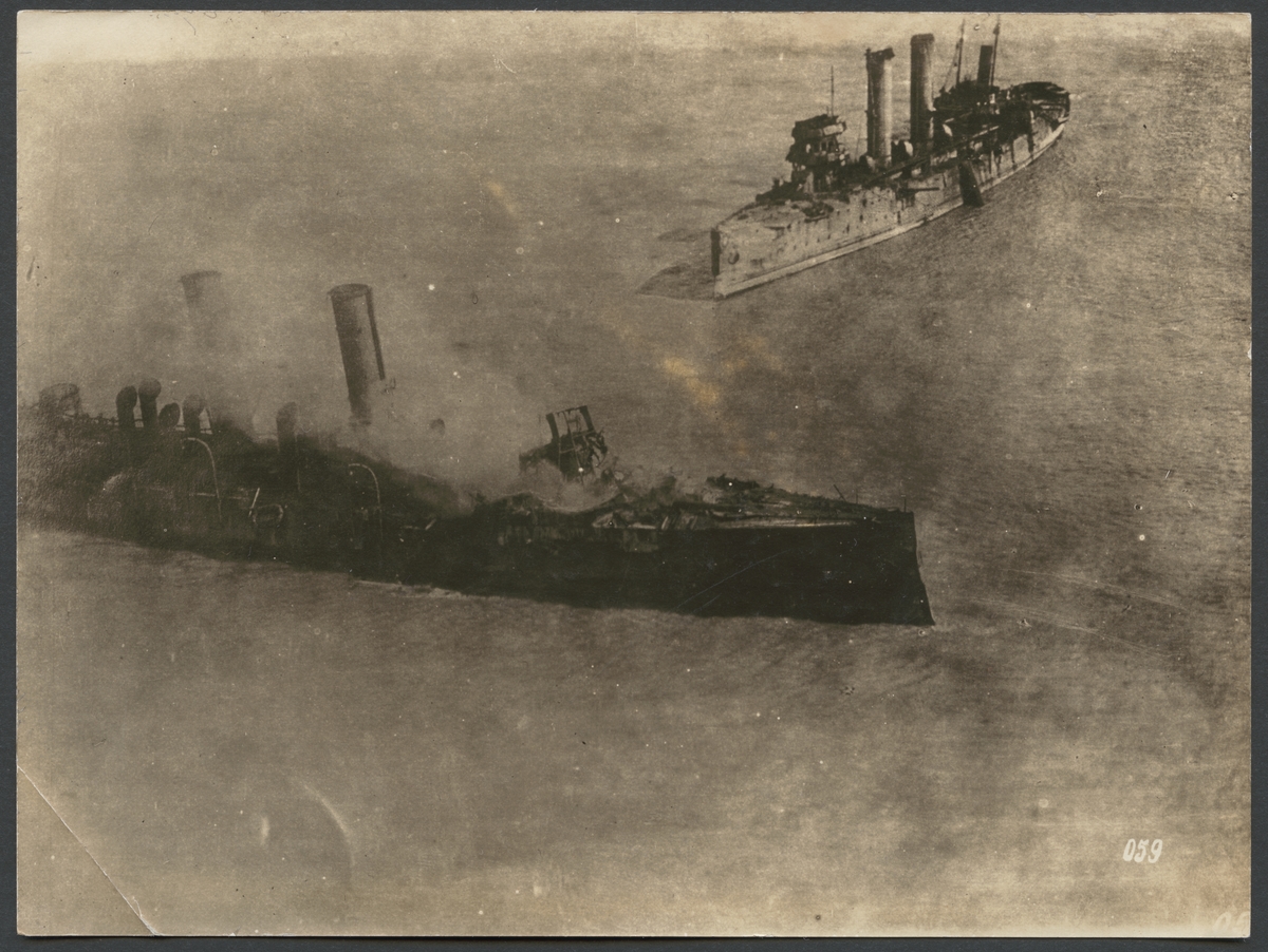 På bilden syns de två engelska blockadskepp HMS Billiant och HMS Sirius som gick på grund under första räden till Ostende.