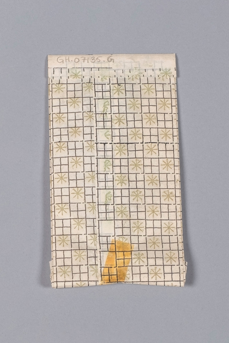 Liten rektangulær papirpose, brukt til oppbevaring av silkebånd som hører til dåpskjolen.